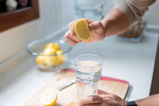 Uống nước chanh ấm buổi sáng hàng ngày có tốt không?